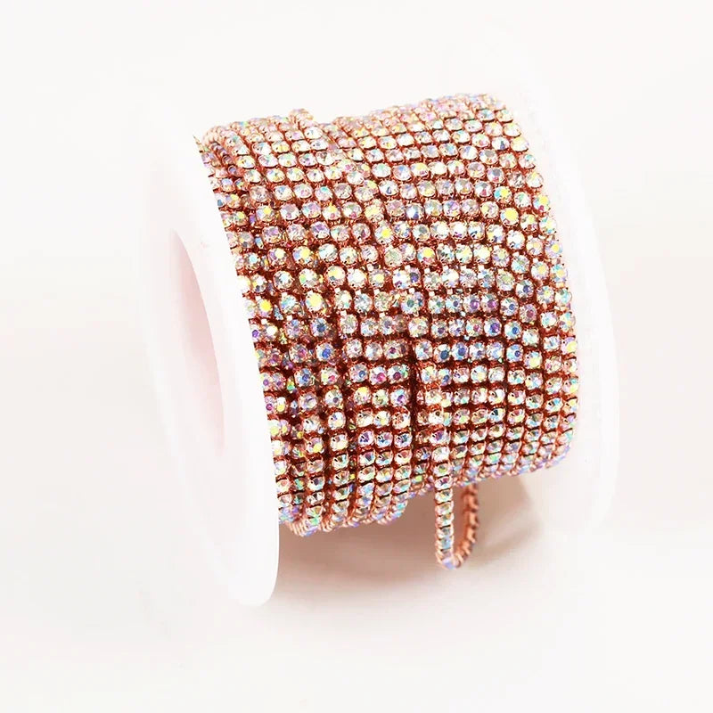 Chaîne de strass en cristal clair AB dense de qualité AAA SS4.5-SS18 (1.5mm-4.5mm), serti griffe argent/rose doré, garniture en strass.