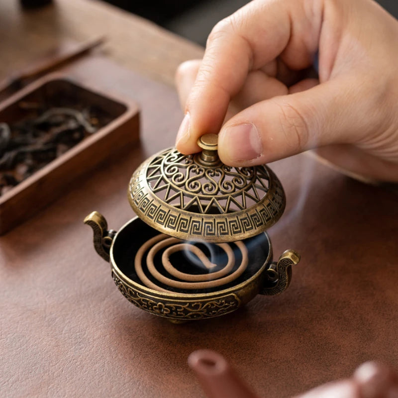 Exquisite Compact Incense Burner Three-Legged Stove Design Hollow Pattern Indoor Desktop Home Decorative Plate