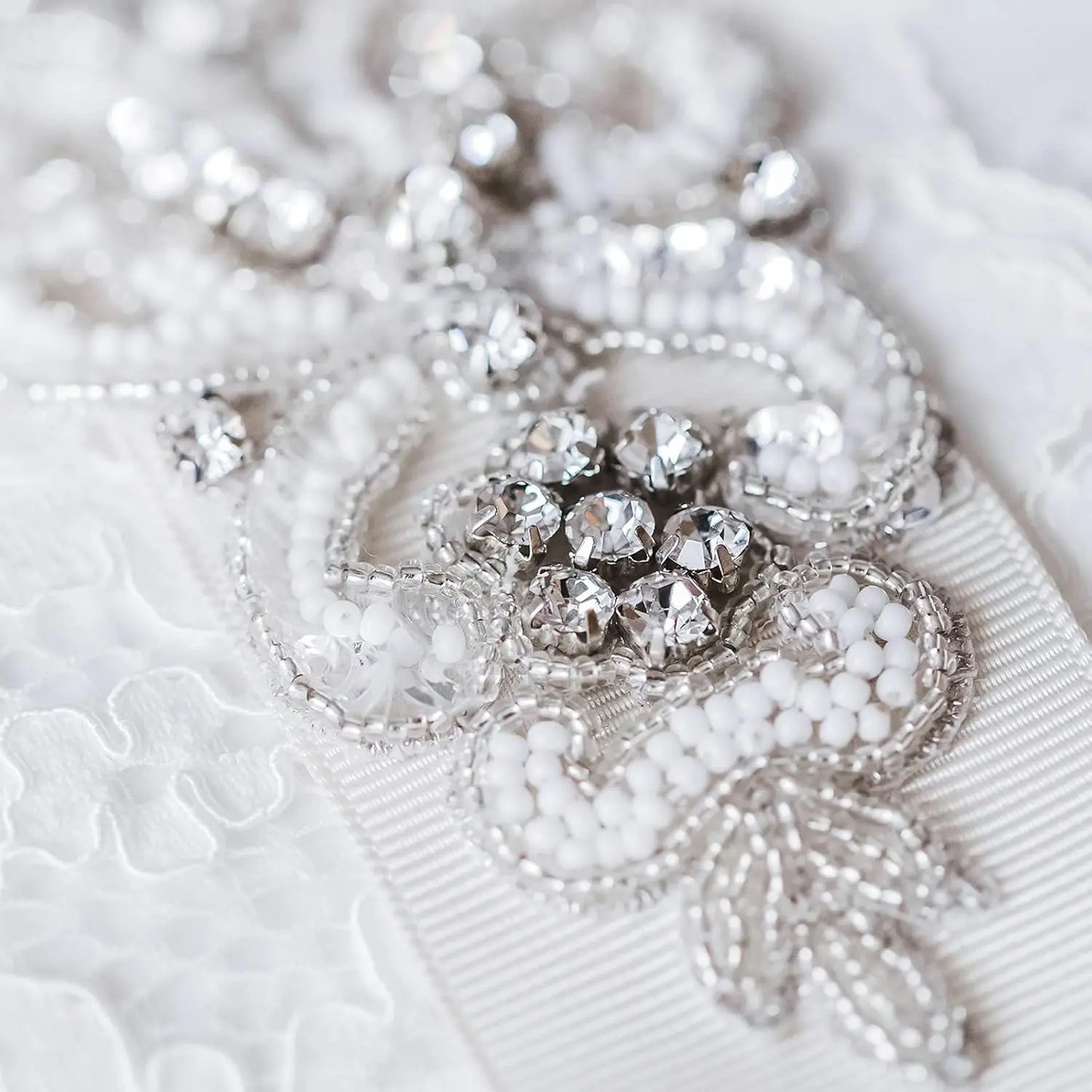 500PCS Crystal Stitching Rhinestones Stitching Rhinestones with Silver Claws 3-10 mm Glass Rhinestones for Crafts, Garment