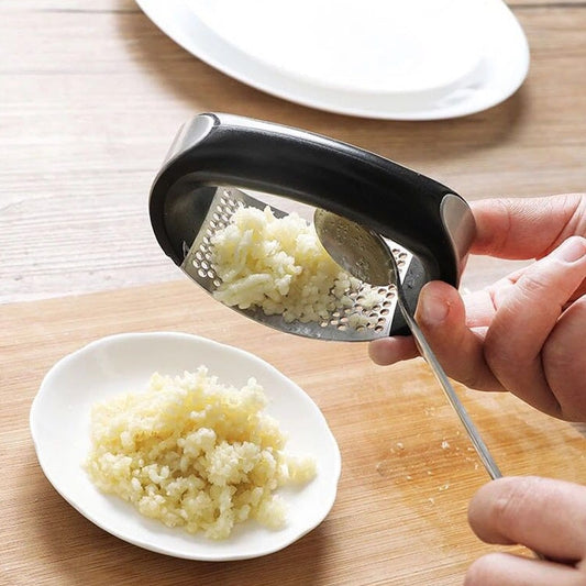 1pcs Stainless Steel Multi-function Grinding Slicer Stainless Steel O-shaped Press Hand Held Kitchen Rolling Crusher Garlic