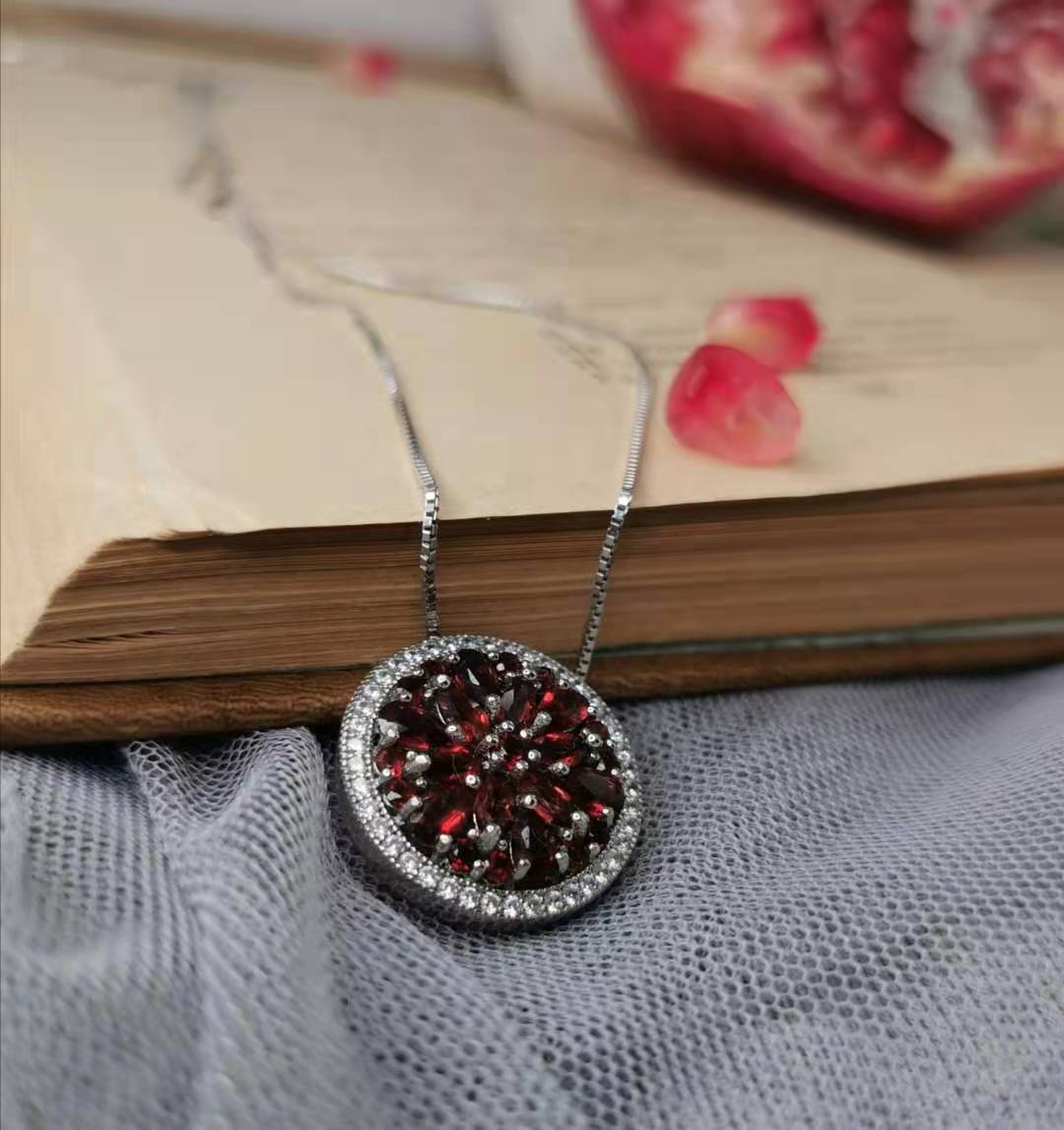 GEM&#39;S BALLET Natural Red Garnet Gemstone Pendant For Elegant Women 925 Sterling Sliver Round Pendant Necklace Fine Jewelry